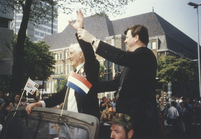 605274 Afbeelding van het defilé met oude legervoertuigen tijdens de 50e Bevrijdingsdag in Utrecht met staand in een ...